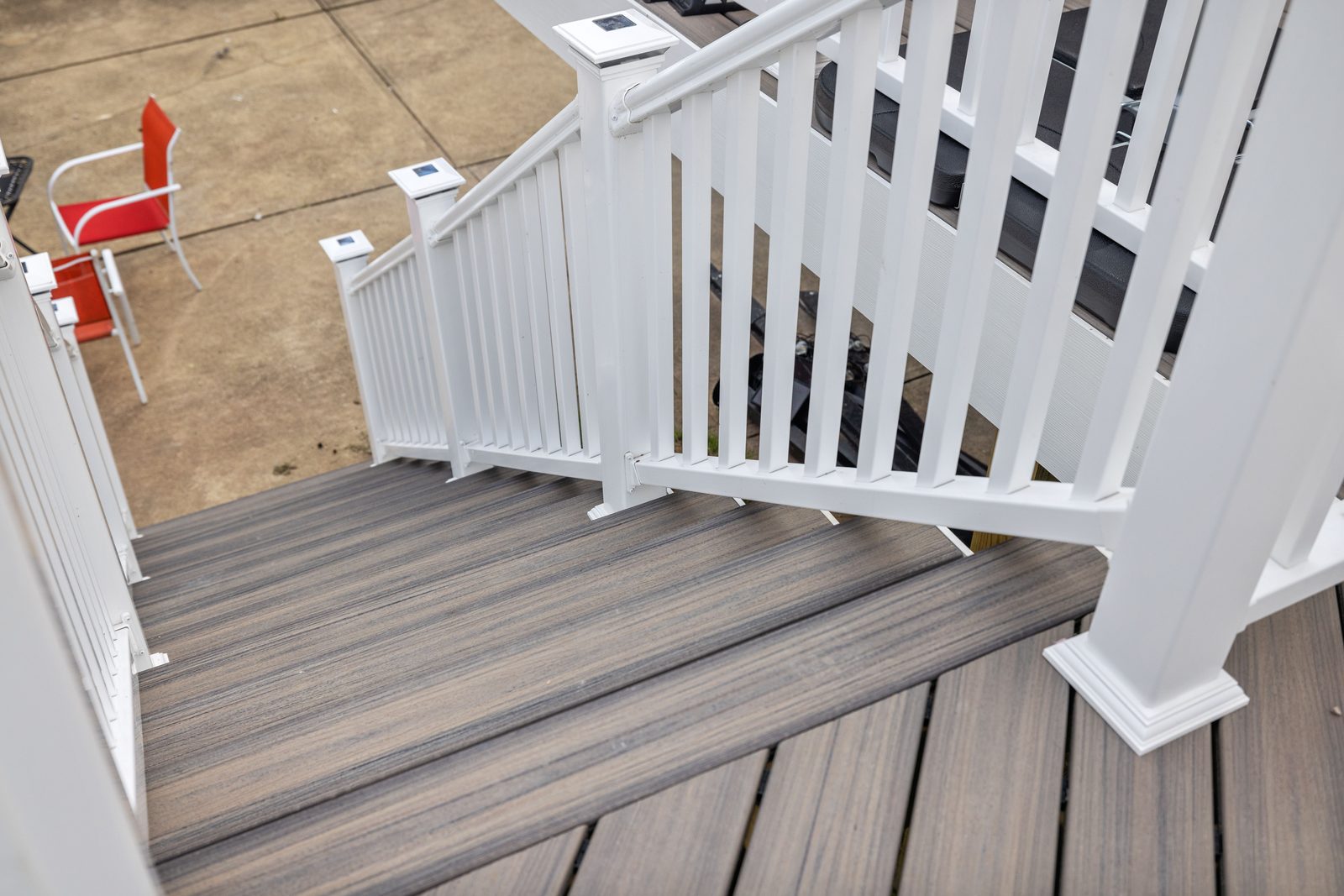 Composite deck with umbrella in Pittsburgh