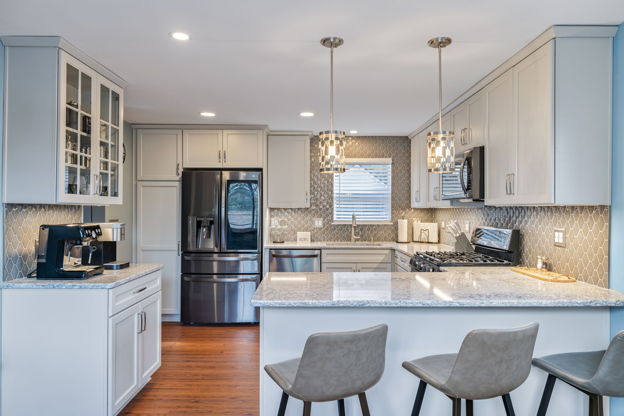 Modern kitchen pendant lighting design