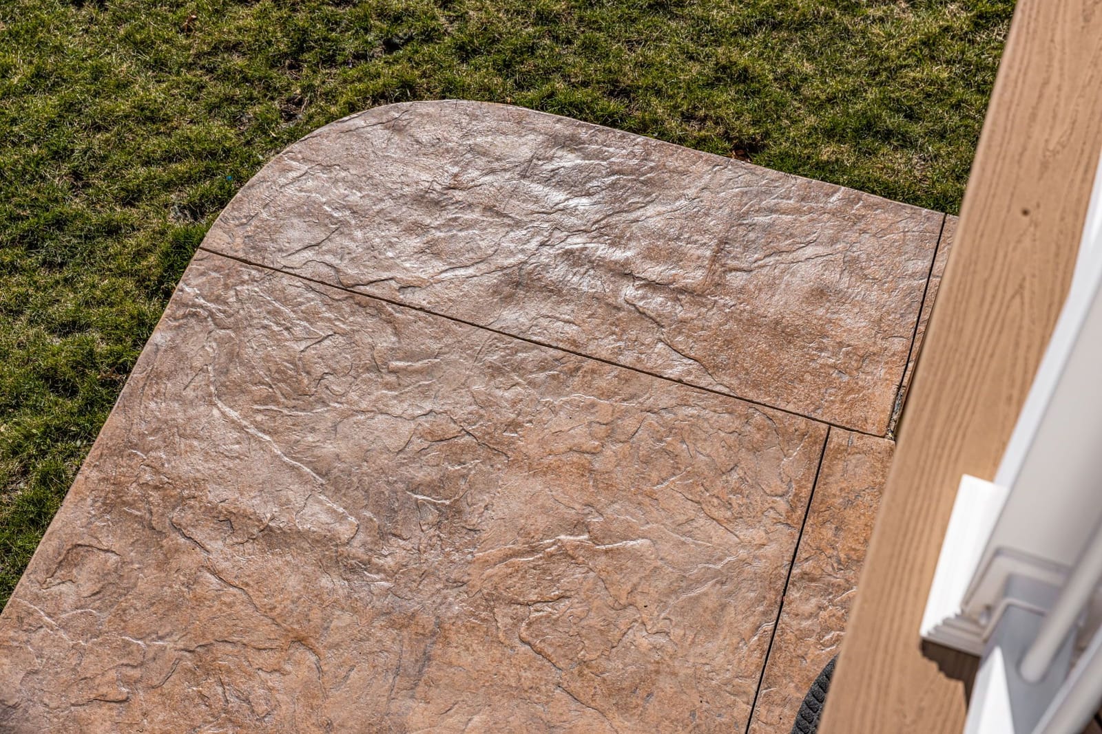 Stamped concrete patio with curved edge in Pittsburgh