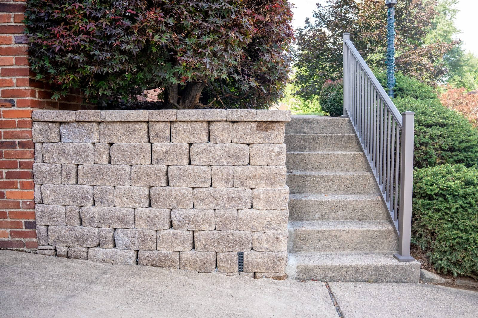 Block retaining wall with planting bed